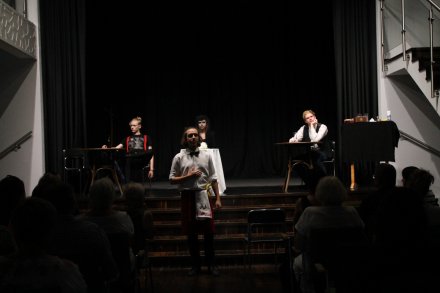 Grupa teatralna "Twarzą w twarz" w wykonaniu sztuki Sławomira Mrożka "Wdowa"